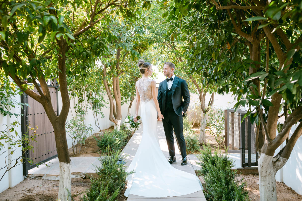 Wedding couple posing at El Chorro in Paradise Valley.