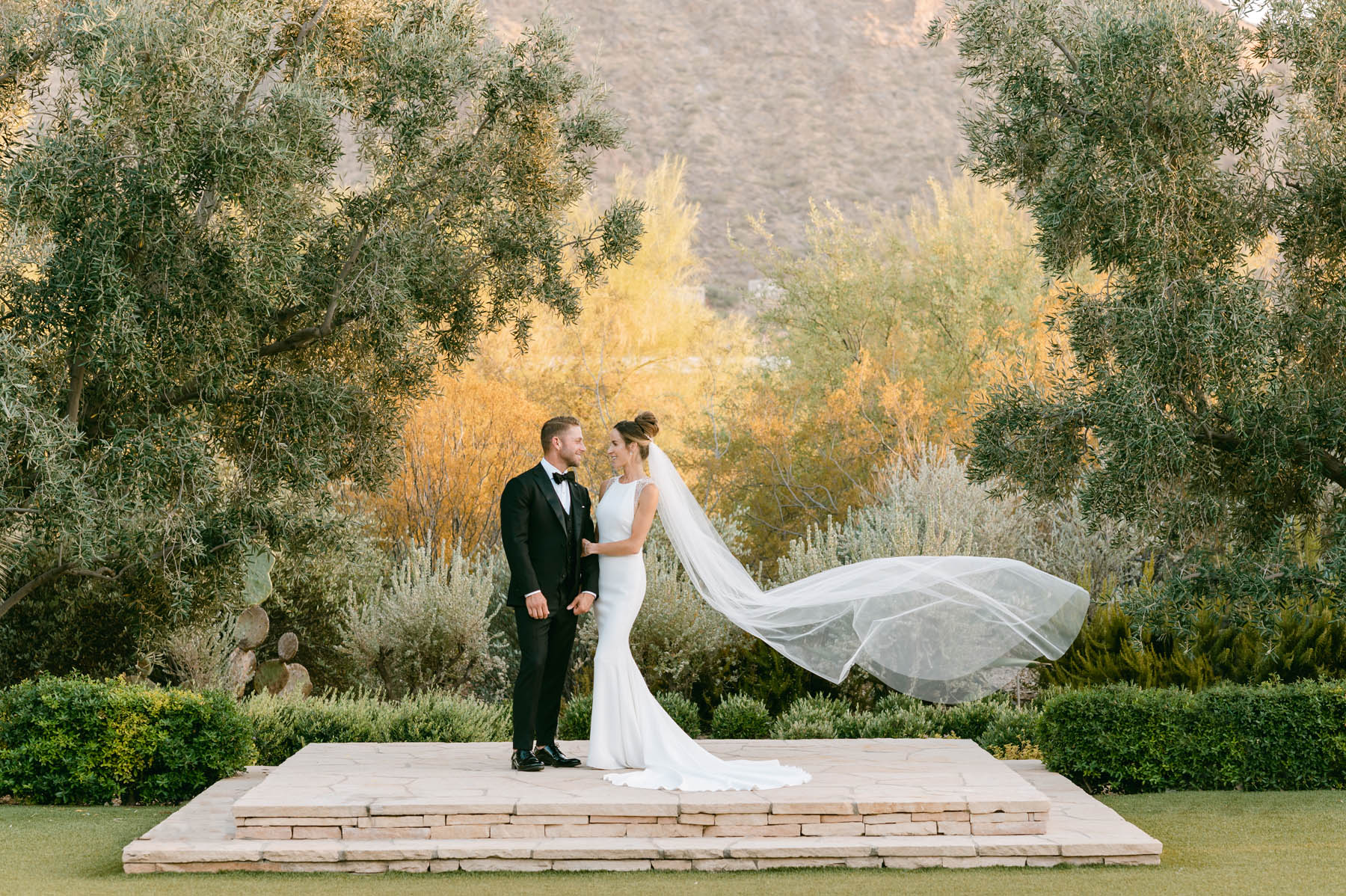 Light and bright Scottsdale wedding photo at El Chorro..