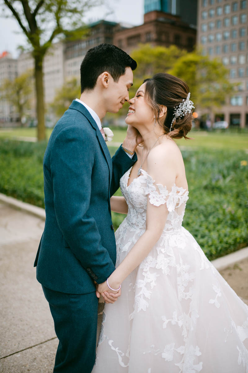 Wedding couple kiss at Grant Park in wedding photos.