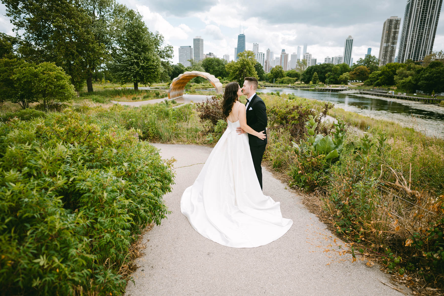 light and bright lincoln park wedding photo best chicago wedding photographer