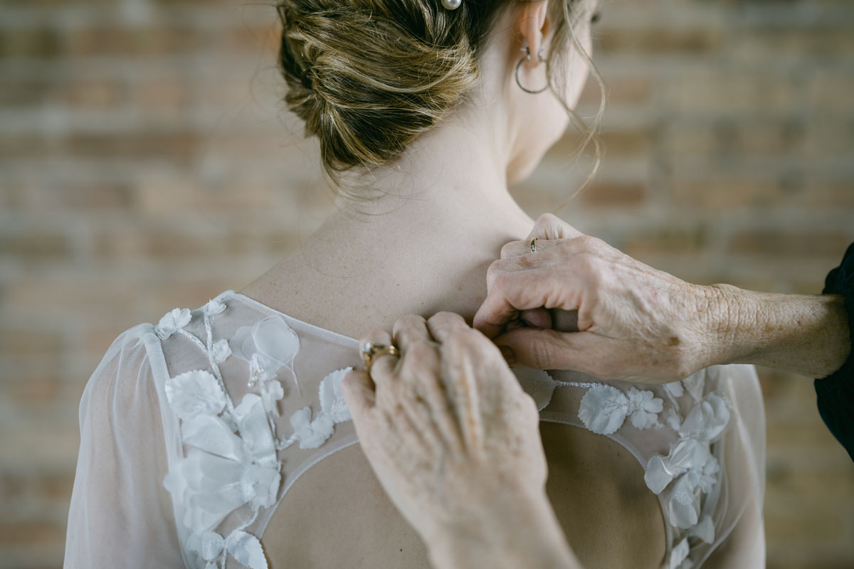 mom helping bride get ready