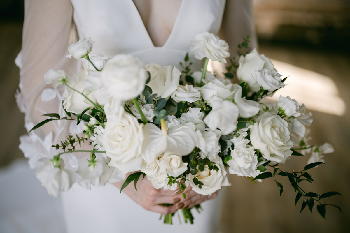 winter white wedding flowers