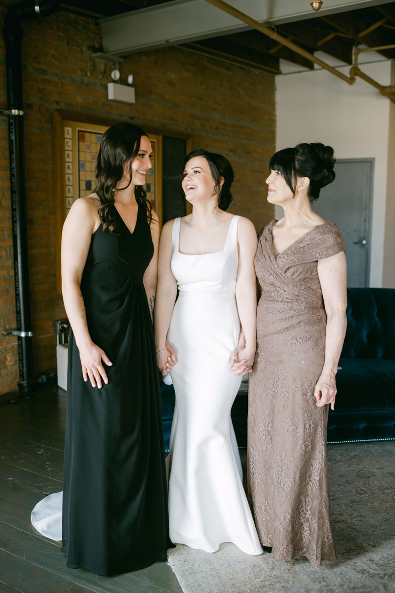 bride with her mom and sister getting ready