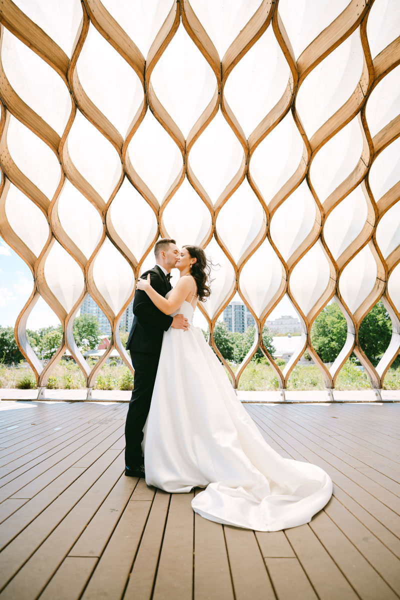 honeycomb lincoln park wedding bride and groom first look