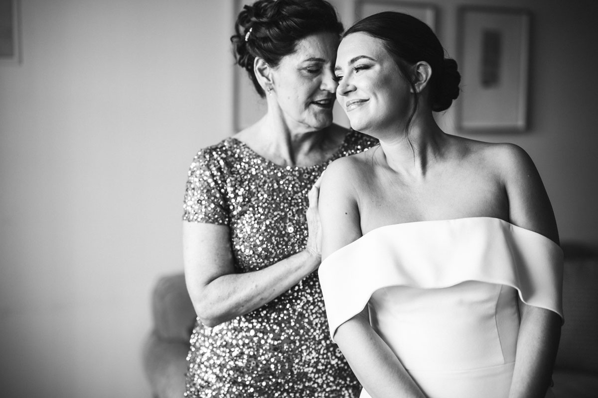 university club of chicago wedding bride and mom getting ready