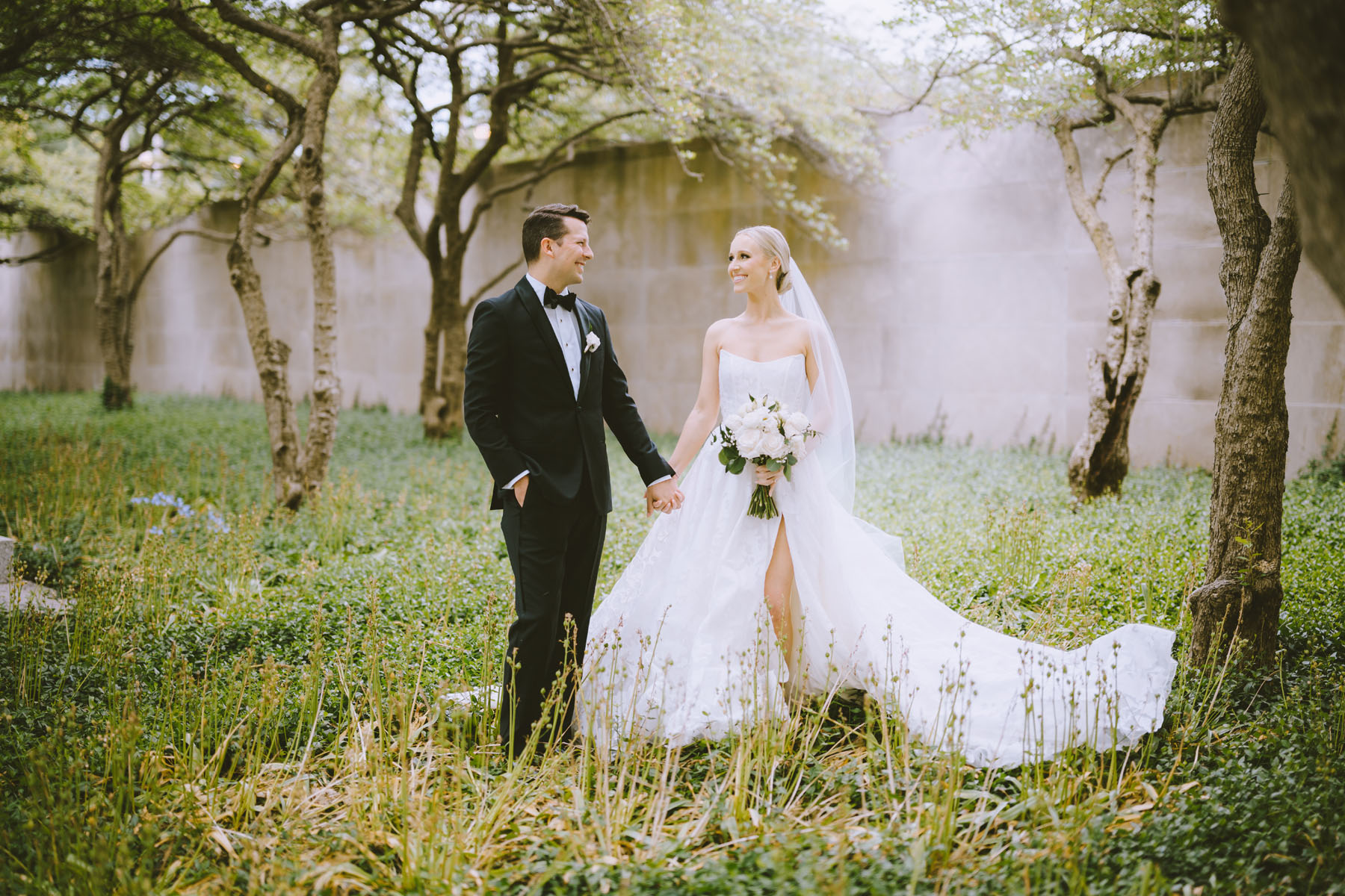 art institute wedding dreamy true color photography best chicago photographer