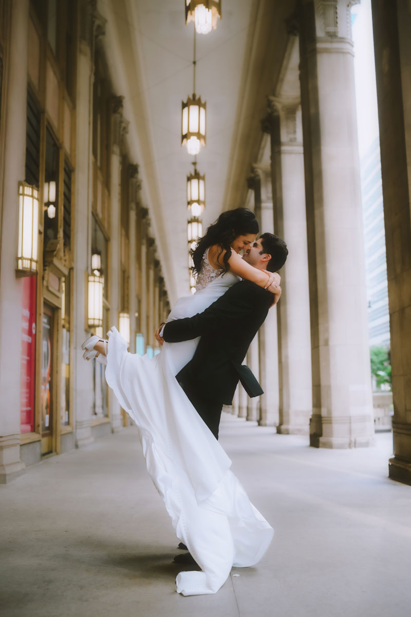 Stunning Chicago Wedding photo spots Lyric Opera House dreamy wedding photos