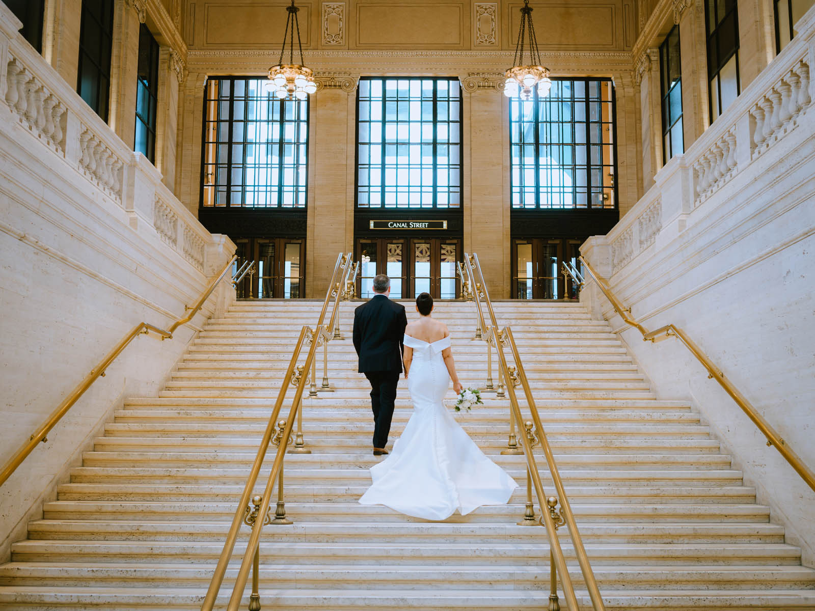 union station wedding dreamy chicago photographer indoor wedding photo spot