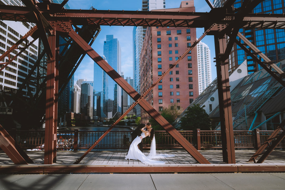 gibsons italia wedding light and bright photography high contrast lake street bridge wedding
