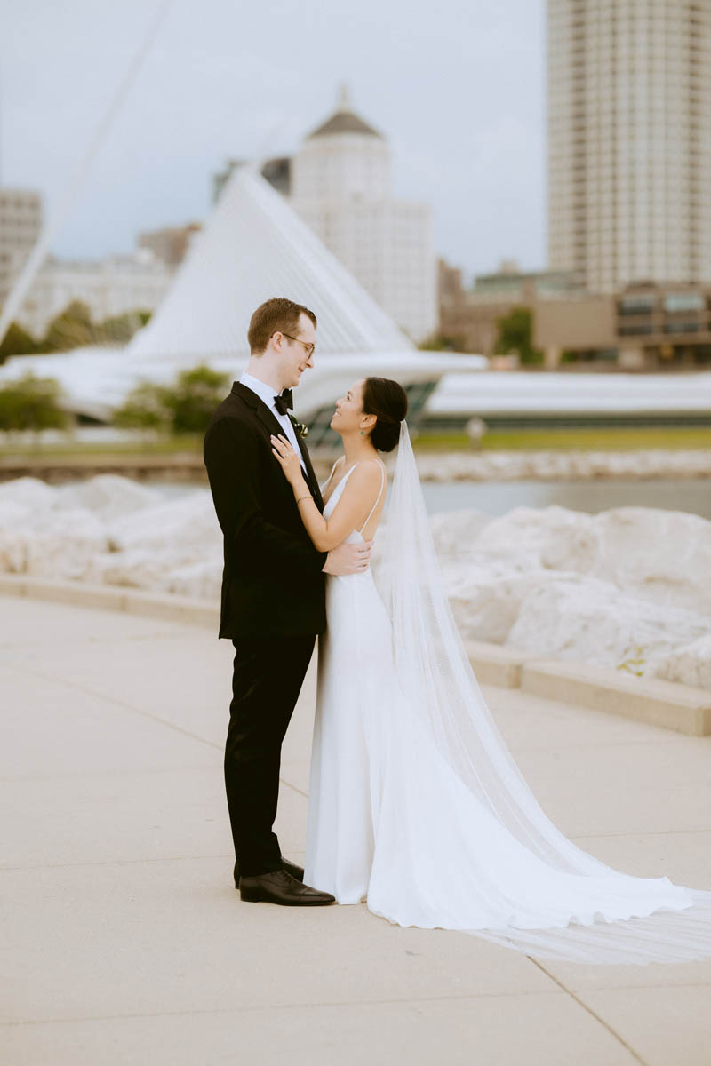 Timeless Wedding Photographer Milwaukee Art Museum Wedding Photos